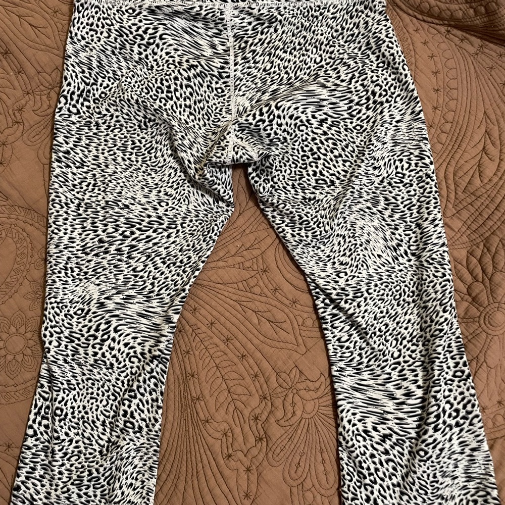 Leopard cropped leggings size medium - Picture 2 of 3